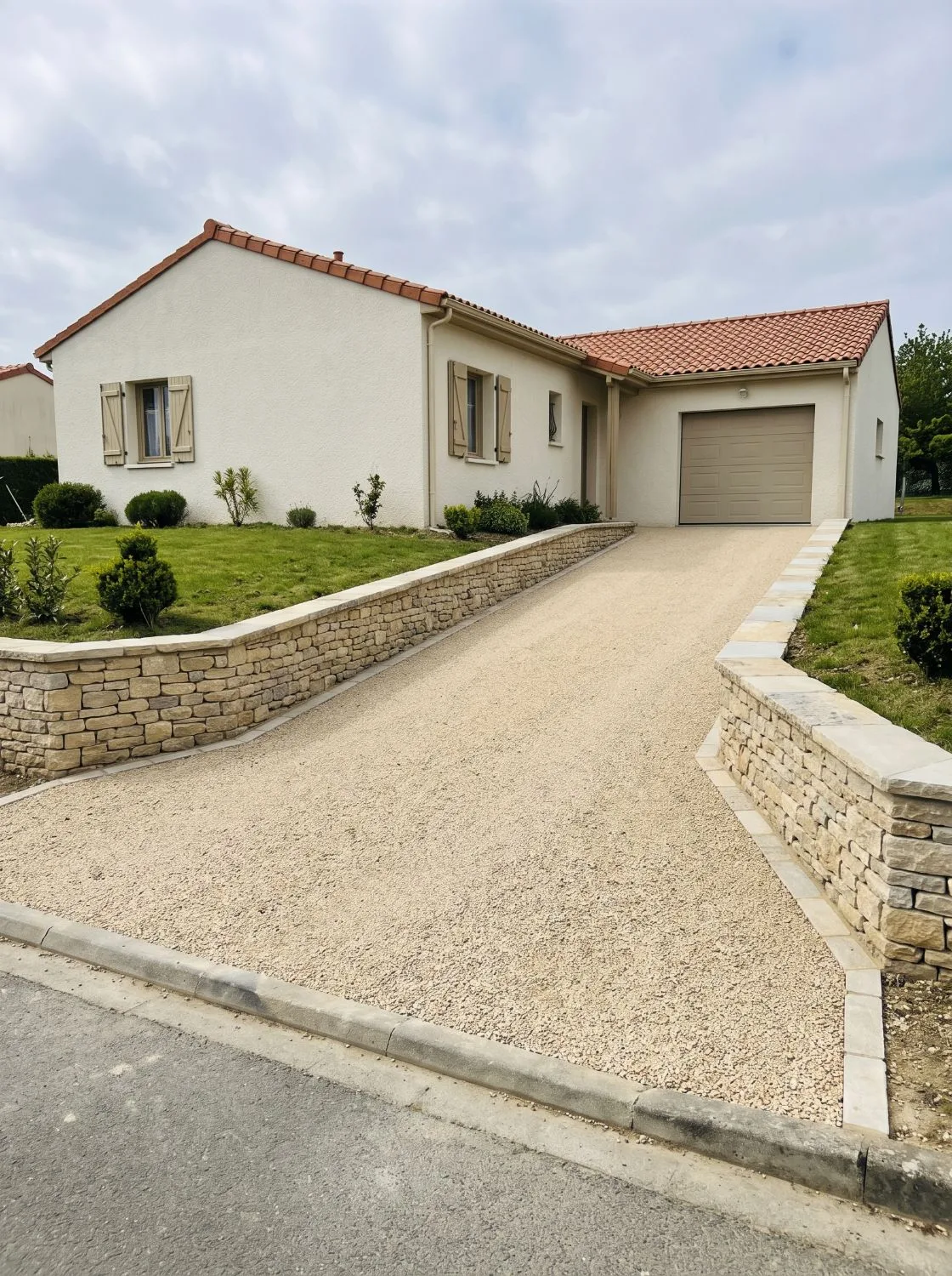 Illustration : allée carrossable bordée de murets en pierre sèche, la maison au fond