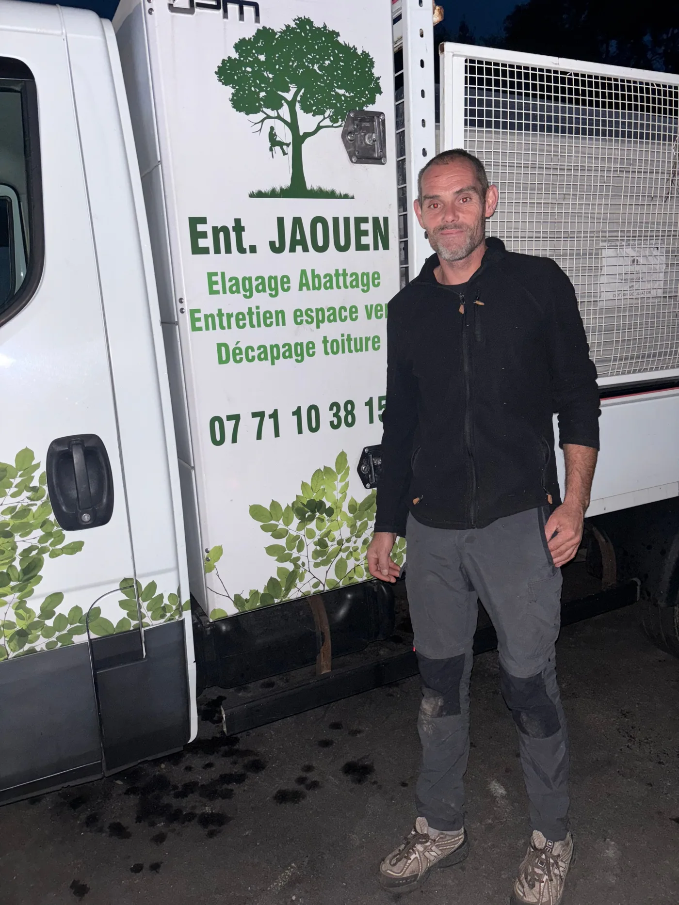 Jimmy Jaouen devant son camion d'Entreprise JAOUEN